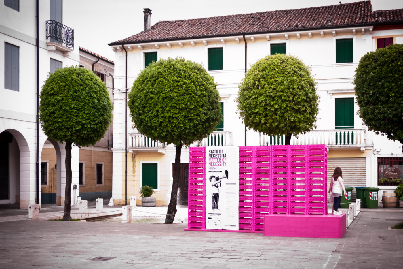 Un allestimento per una rassegna tra shock-strategy e seduzione. L'allestimento invade la città | Bottega di Architettura