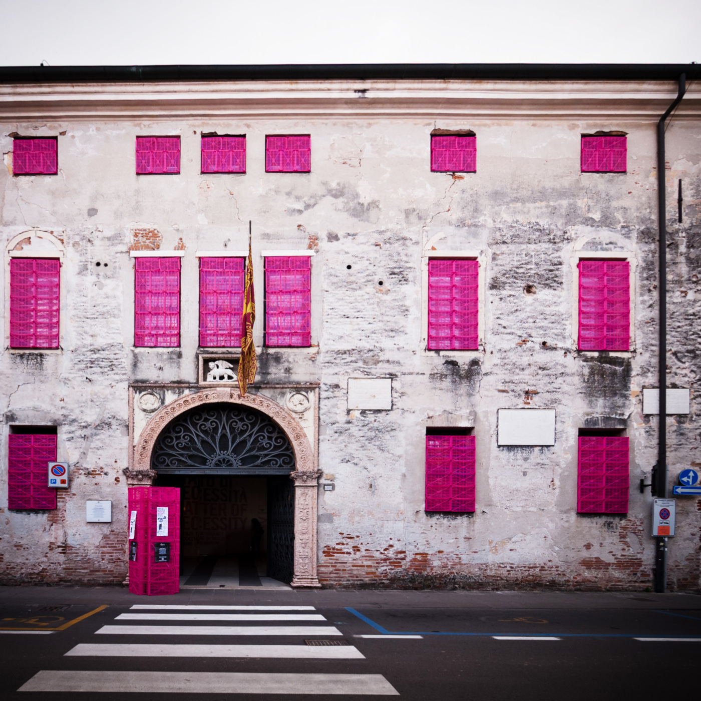 Un allestimento per una rassegna tra shock-strategy e seduzione. Fucsia on Palazzo Pretorio | Bottega di Architettura