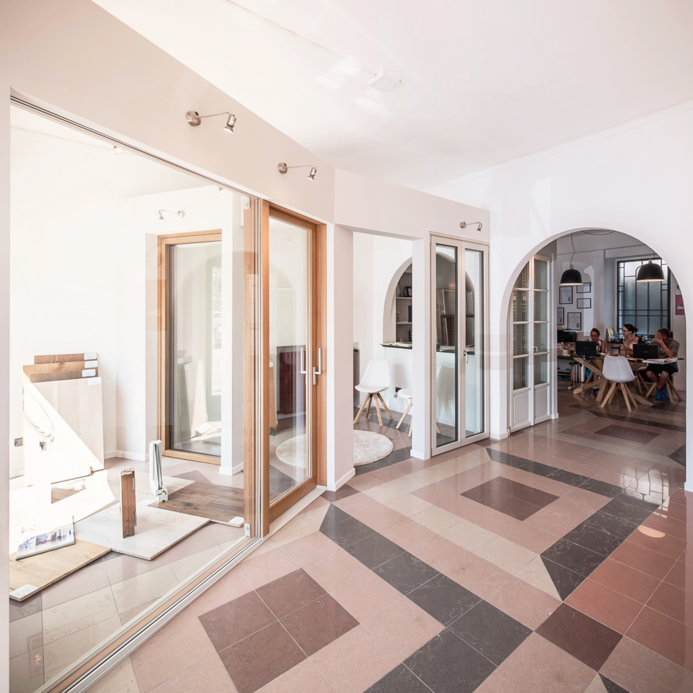 L'allestimento di un negozio di serramenti di alta gamma a Ivrea. Le pareti inclinate e la spina che danno dinamismo all'ambiente | Bottega di Architettura