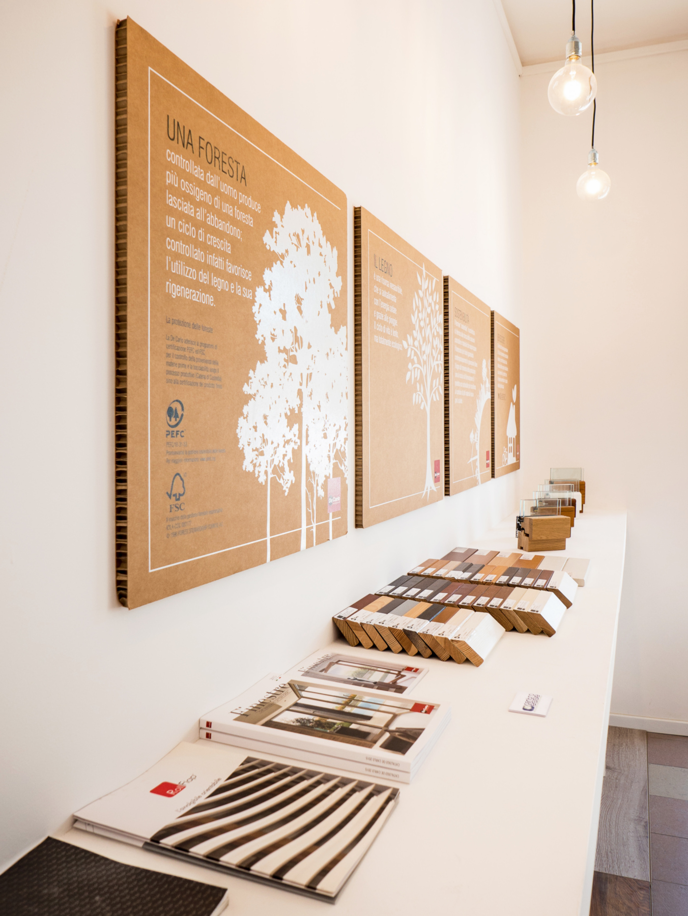 L'allestimento di un negozio di serramenti di alta gamma a Ivrea. La mensola per i campioni e il merchandising | Bottega di Architettura