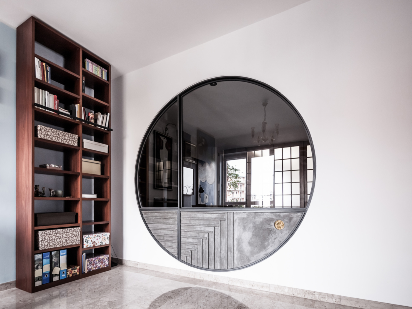 Trasformare una vetrata interna in un piccolo gioiello di interior design. Il lato studio modello il calcestruzzo e la foglia d'oro | Bottega di Architettura