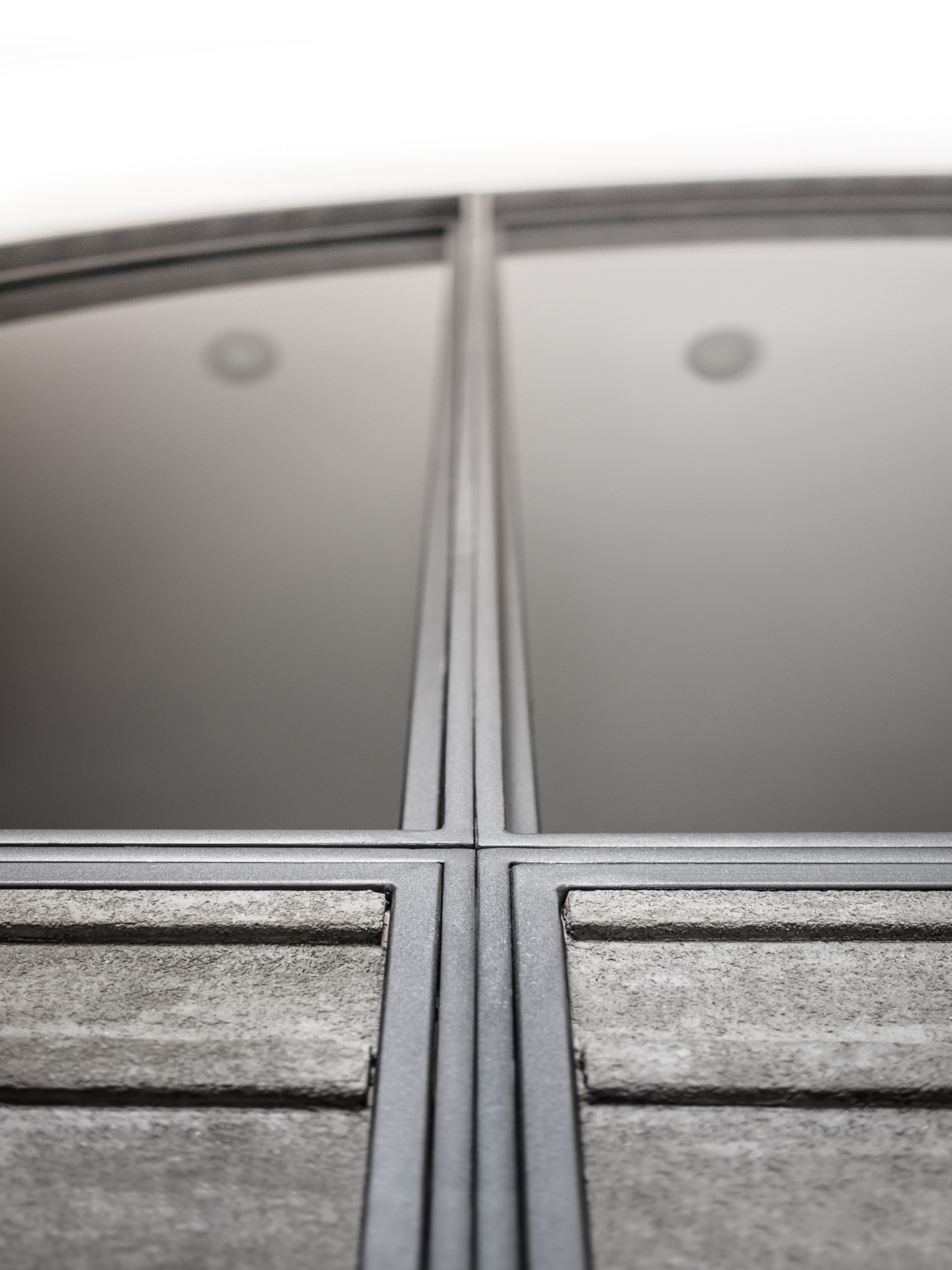 Trasformare una vetrata interna in un piccolo gioiello di interior design. Modanature metalliche e di calcestruzzo | Bottega di Architettura
