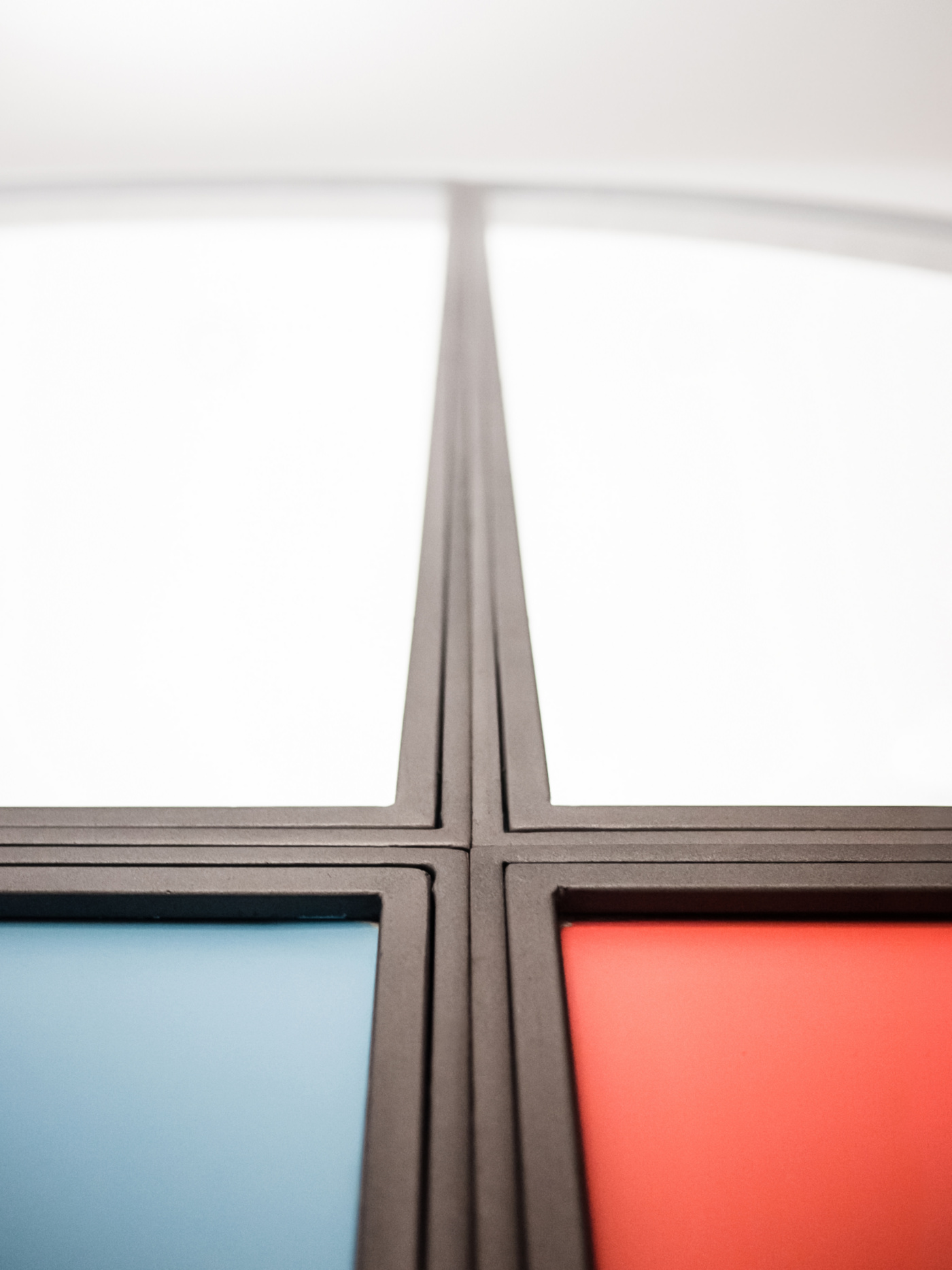 Trasformare una vetrata interna in un piccolo gioiello di interior design. Modanature metalliche e colori primari | Bottega di Architettura