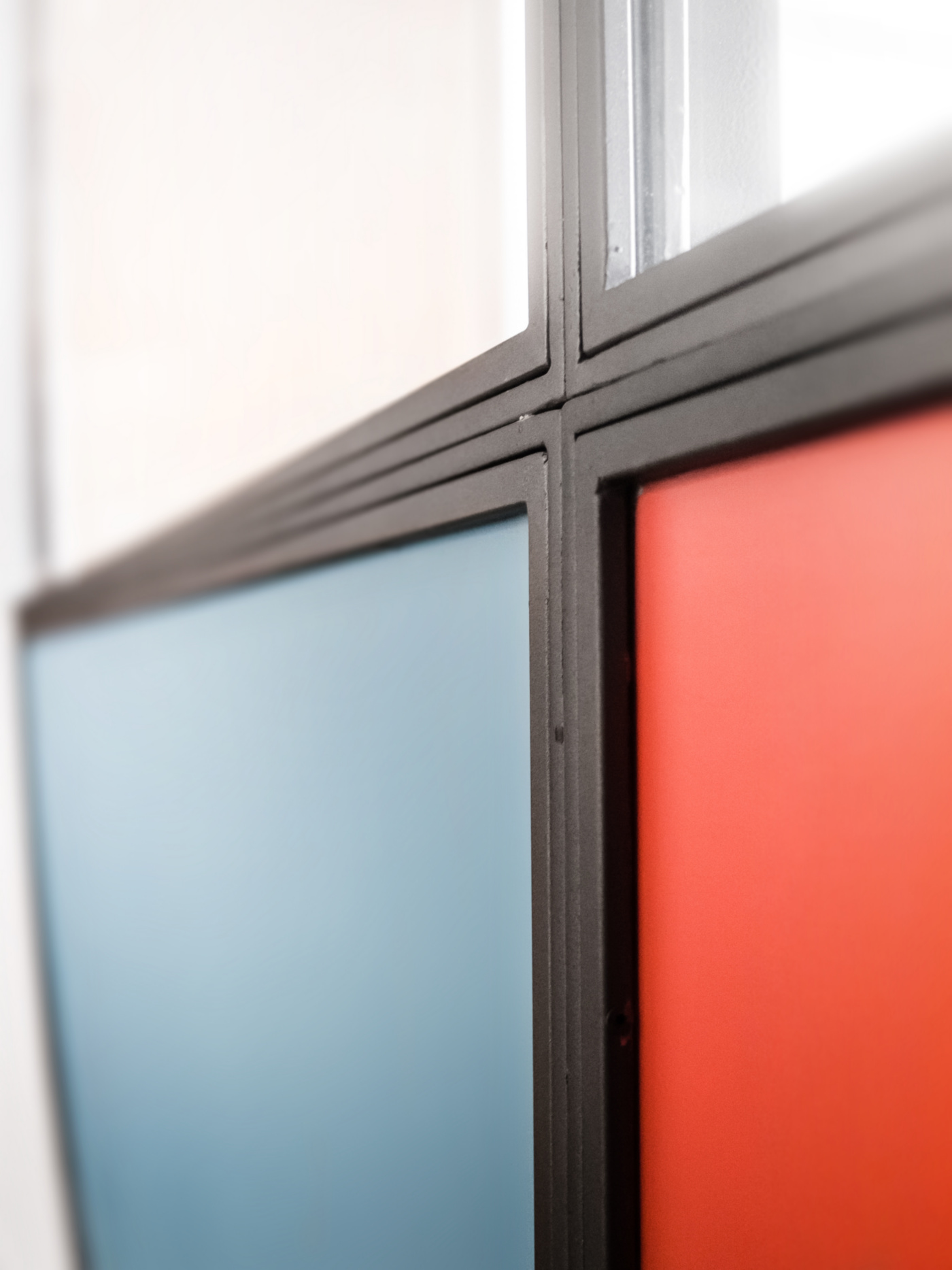 Trasformare una vetrata interna in un piccolo gioiello di interior design. Modanature metalliche e colori primari | Bottega di Architettura