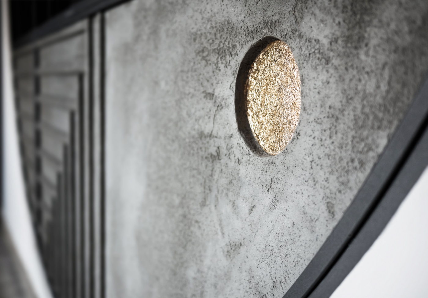 Trasformare una vetrata interna in un piccolo gioiello di interior design. L'oculo in foglia d'oro, incastonato nel calcestruzzo | Bottega di Architettura