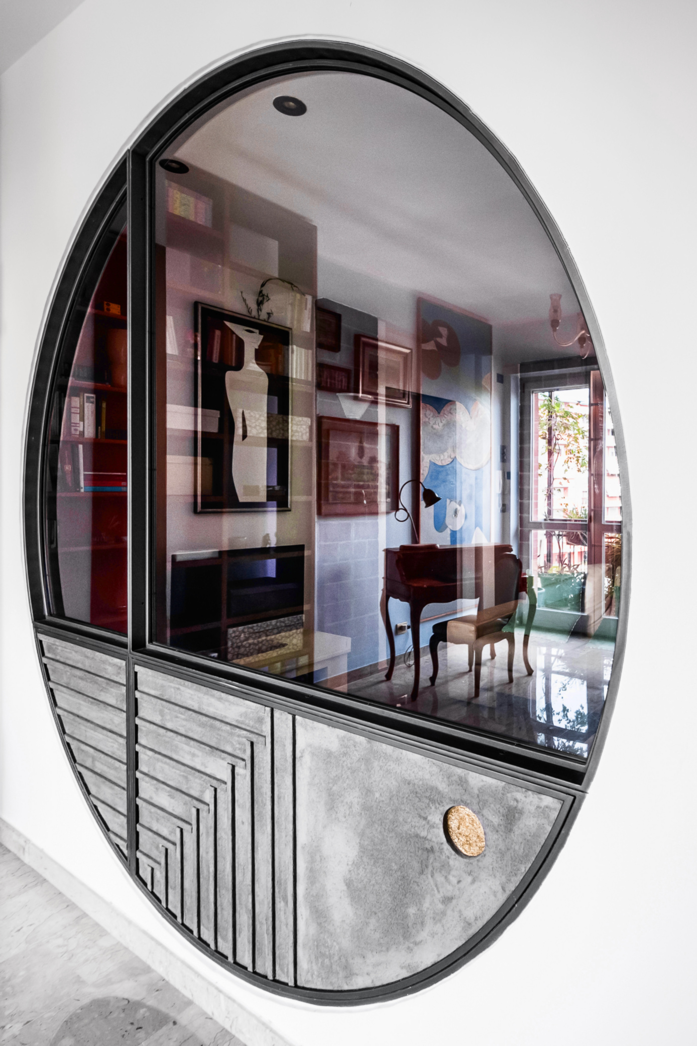 Trasformare una vetrata interna in un piccolo gioiello di interior design. Le riflessioni e rifrazioni animano la vetrata da ogni angolo | Bottega di Architettura