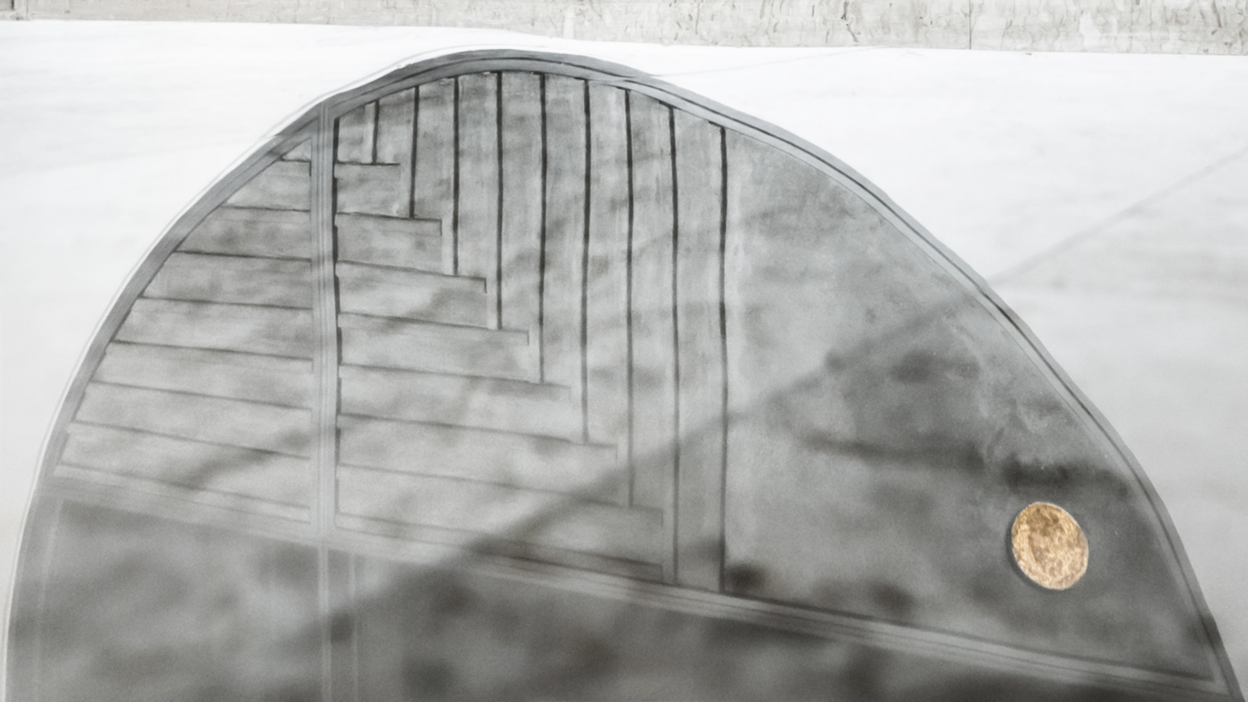 Trasformare una vetrata interna in un piccolo gioiello di interior design. Riflessi nel marmo | Bottega di Architettura