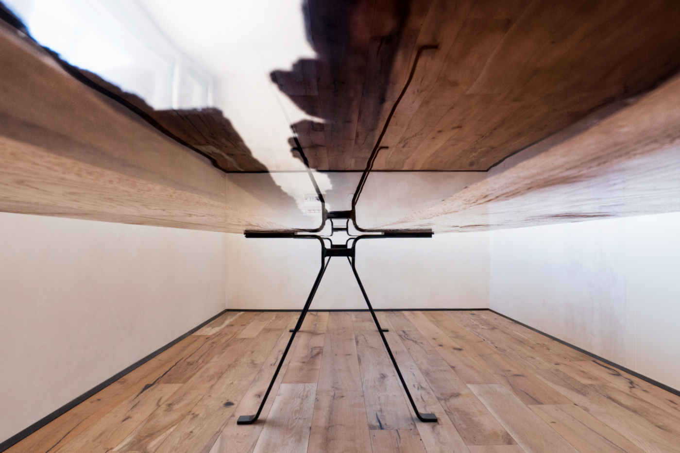 Un tavolo di design in rovere massiccio e resina, poetico e evocativo come un viaggio. La resina crea un gioco di riflessi e rifrazioni continue | Bottega di Architettura