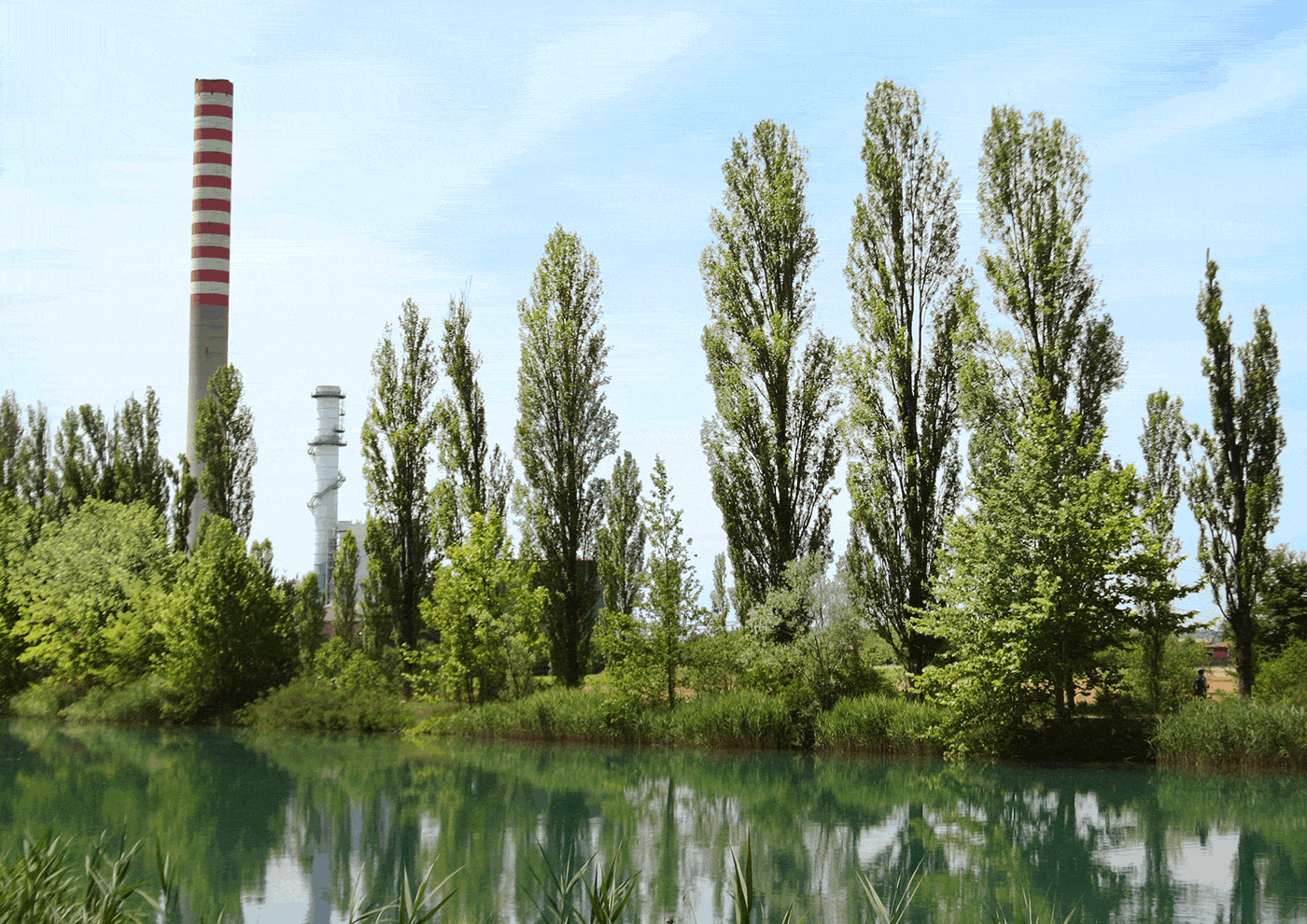 La grande ciminiera della Centrale del Parco del Mincio diventa un incredibile museo verticale in cui natura, archeologia industriale, paesaggio si uniscono in un'esperienza di immenso fascino | punti di forza del progetto | Bottega di Architettura