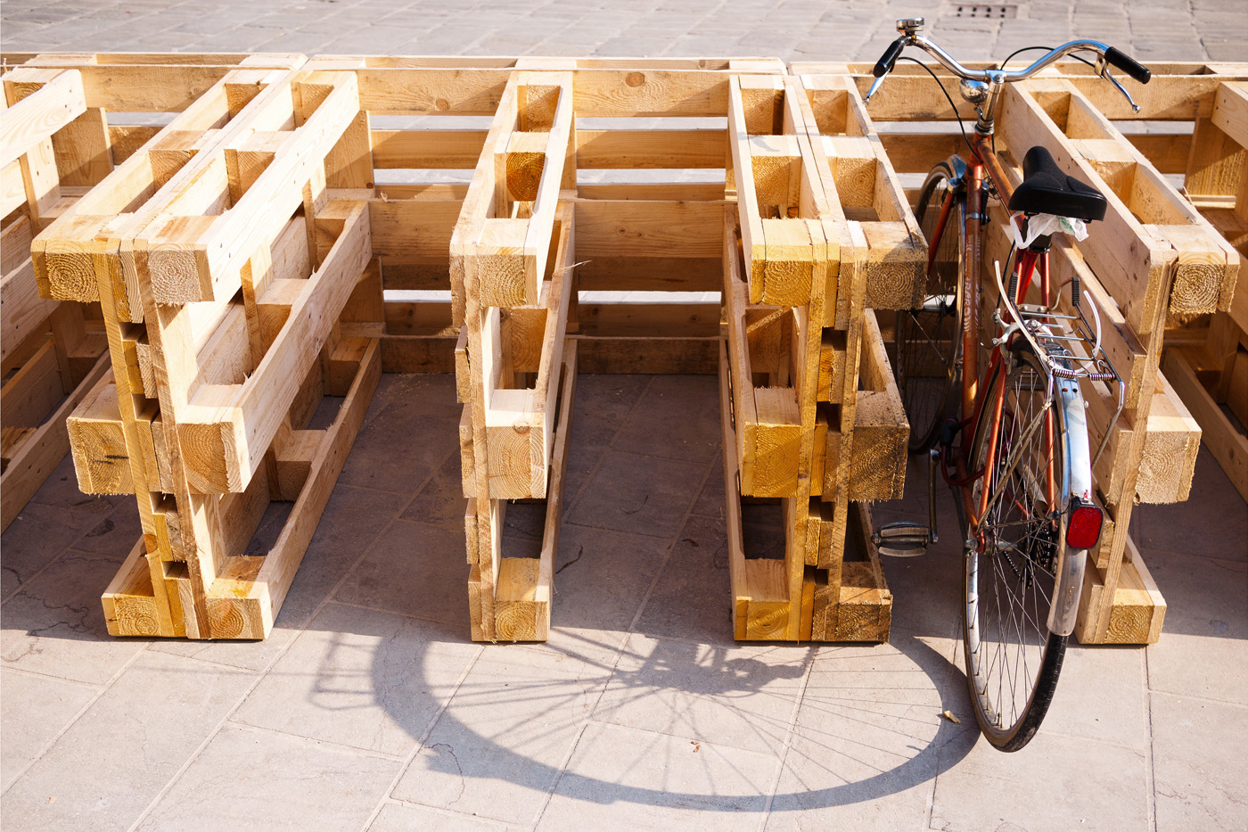 Installazioni urbane per una rassegna sulla sostenibilità. La diga porta-bici | Bottega di Architettura