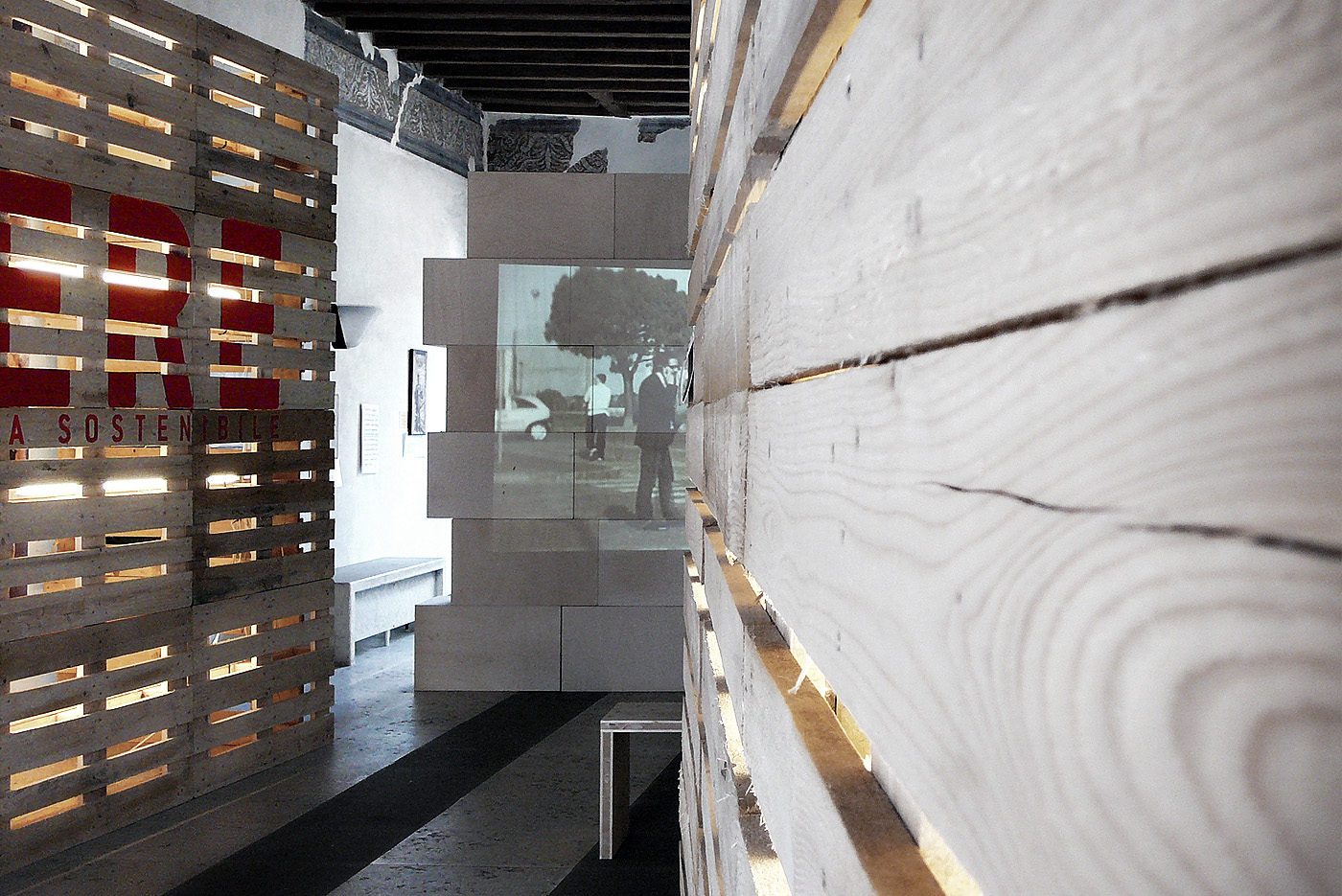 Installazioni urbane per una rassegna sulla sostenibilità. Le quinte all'ingresso della mostra | Bottega di Architettura