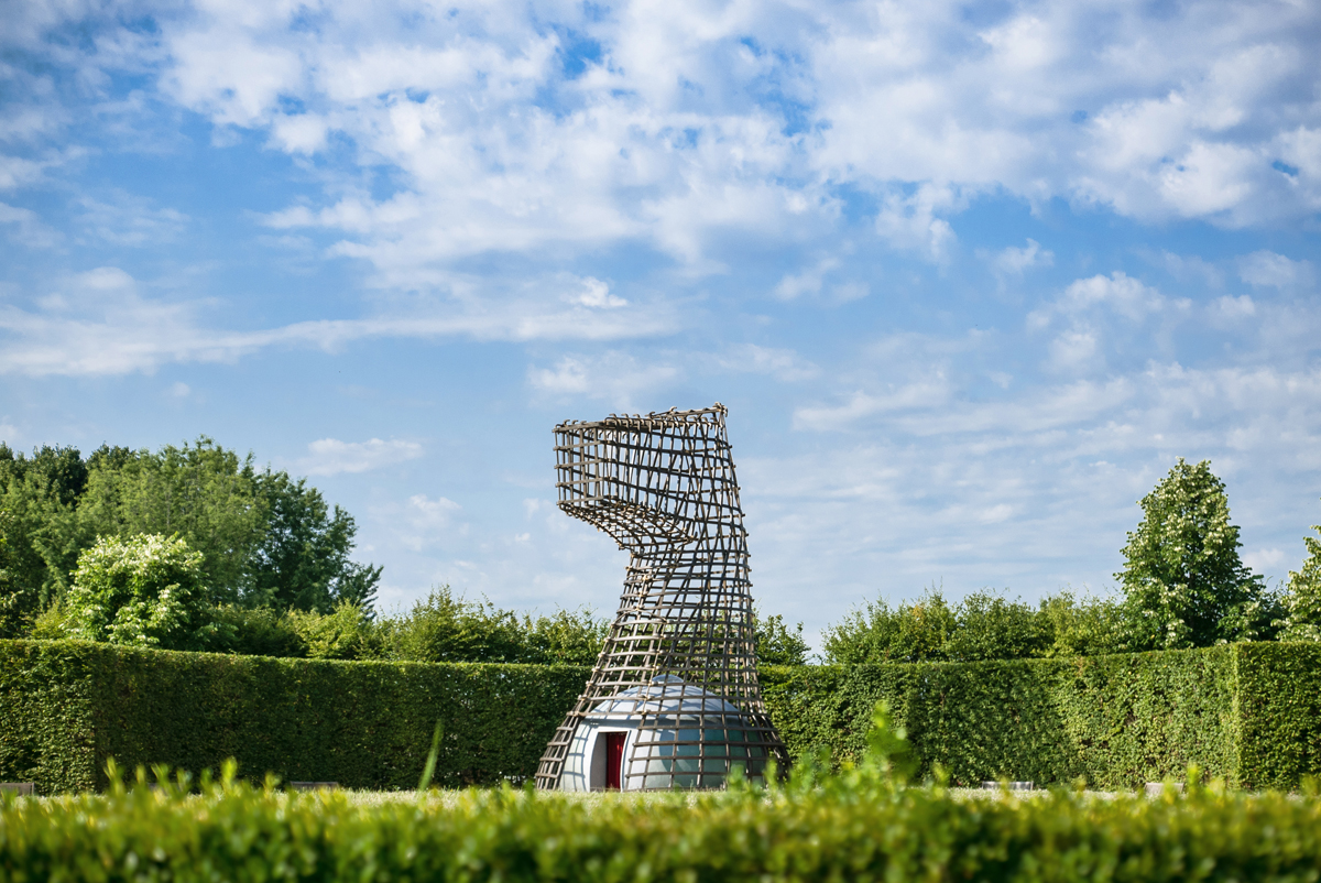 LA LUNA E IL COLOSSO | un'opera visionaria che rinnova il cavallo di Leonardo di Vinci | la quinta scenica e i giardini | Bottega di Architettura