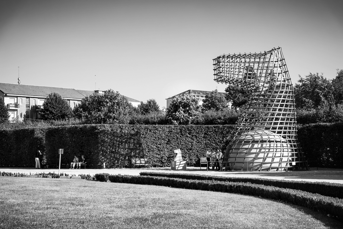 LA LUNA E IL COLOSSO | un'opera visionaria che rinnova il cavallo di Leonardo di Vinci | vista dai giardini | Bottega di Architettura